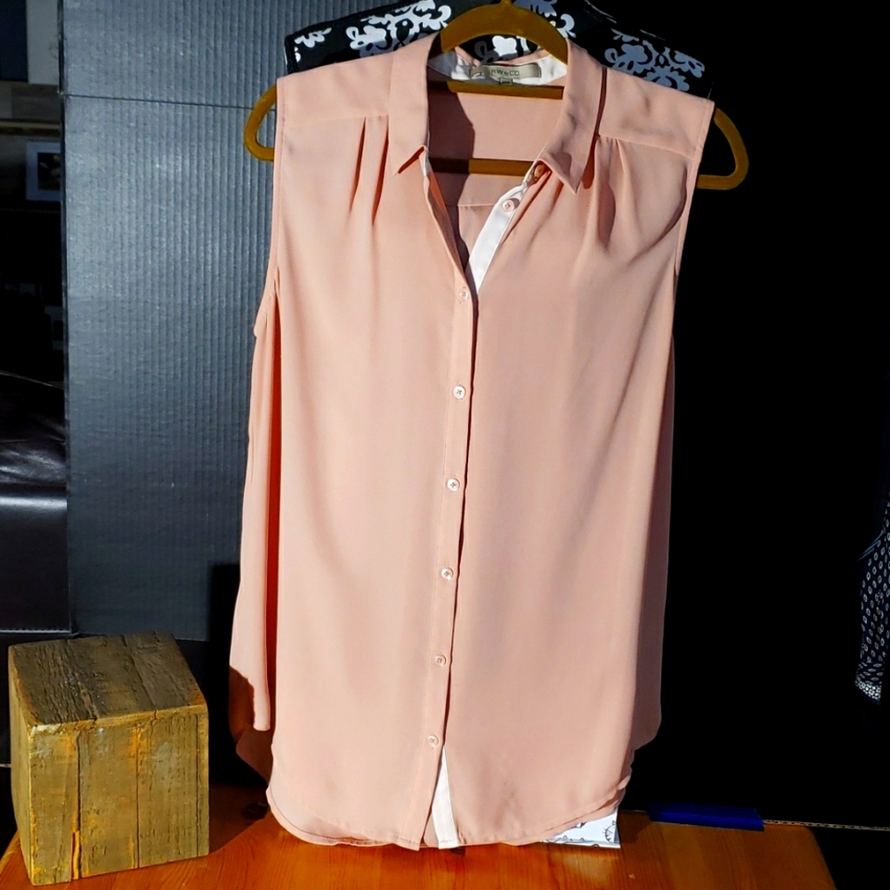 RW&CO. Peachy pink draped sleeveless top. size medium.